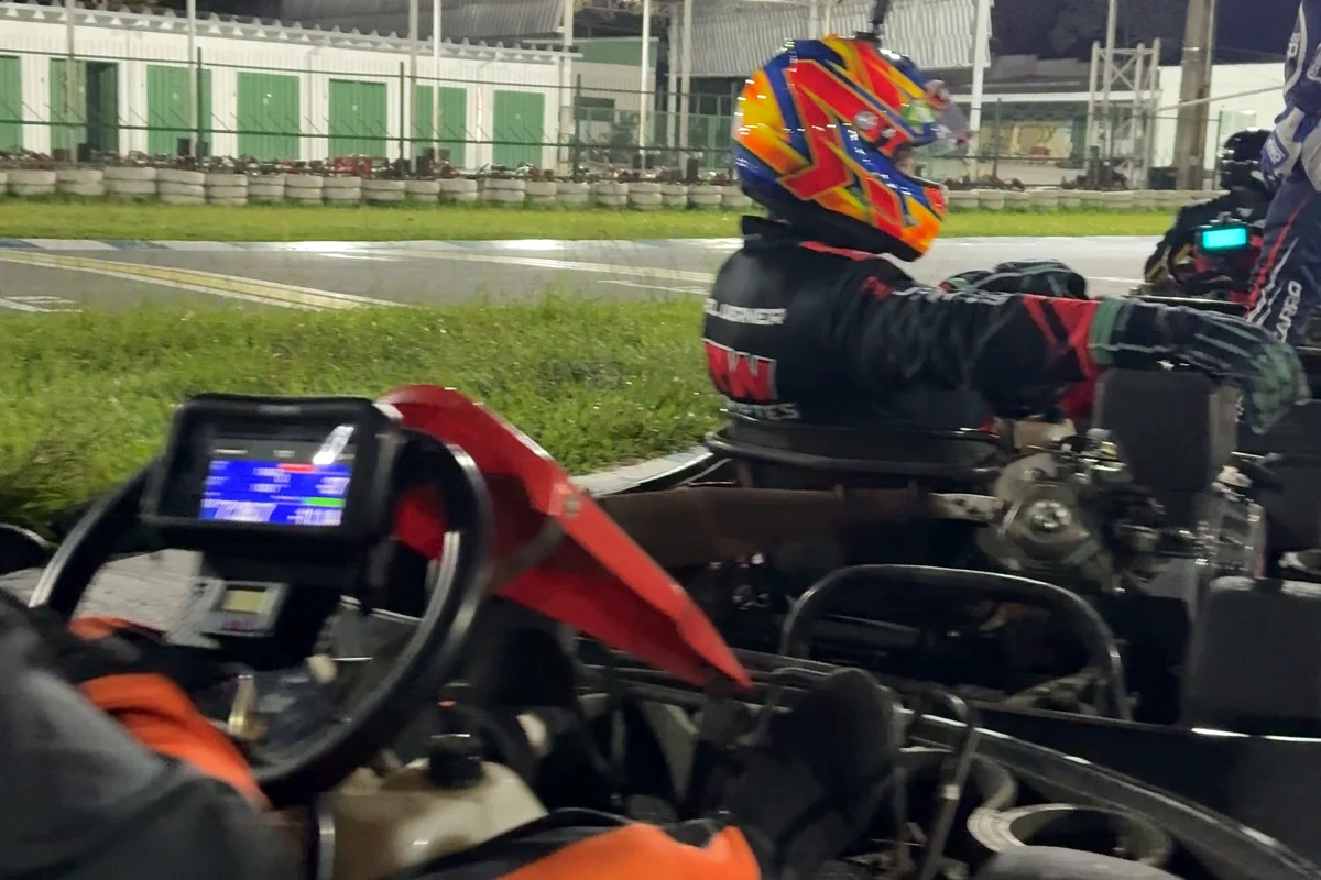 Kart do UDK acelerando durante uma etapa